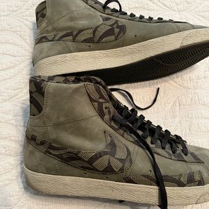 Liberty London Nike - taupe/green high tops